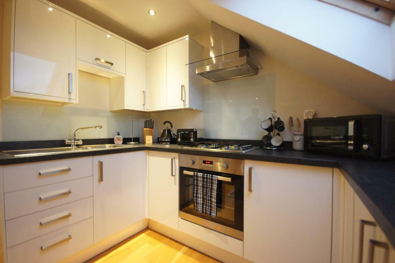 Modern, Cosy Apartment In Bearsden With Private Parking Глазгоу Екстериор снимка