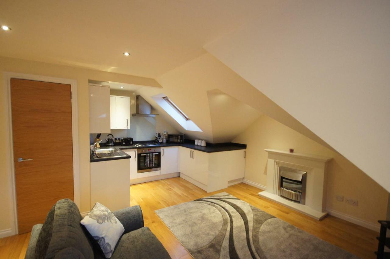 Modern, Cosy Apartment In Bearsden With Private Parking Глазгоу Екстериор снимка